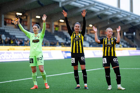 Häckens målvakt Jennifer Falk, Anna Julia Csiki och