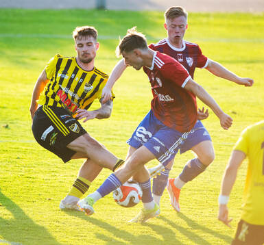 IFK Hässleholms Emil Vaughan i matchen i div 2 mellan IFK Hässleholm och IFK Simrishamn i Hässleholm 14 juni 2024.