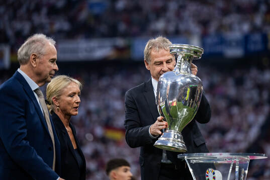 Bernard Dietz, Heidi Beckenbauer and Jürgen Klinsmann with