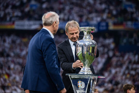Bernard Dietz and Jürgen Klinsmann with the Henri Delaunay