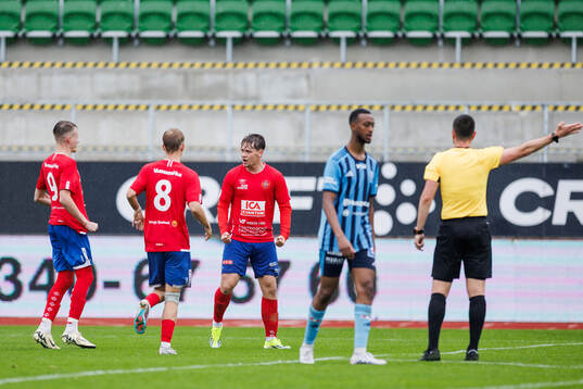 Varbergs William Borgryd jublar efter 1-1