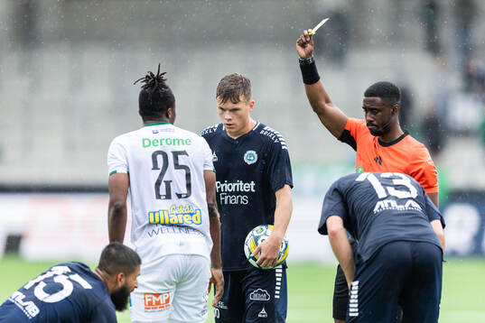 Varbergs Azeez Temitope Yusuf tilldelas gul kort av Domare