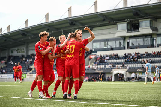 Landskronas Adam Egnell jublar med lagkamrater efter 1-1