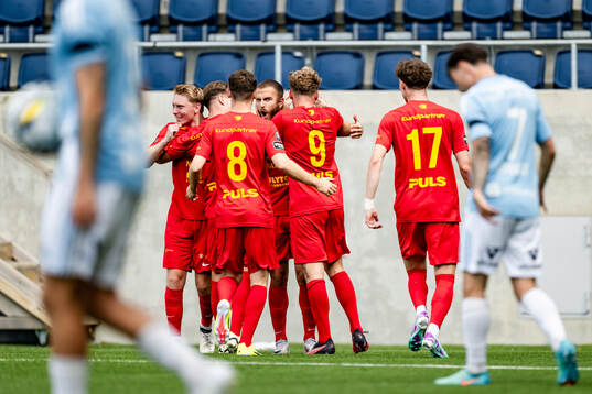 Landskronas spelare jublar med Victor Karlsson