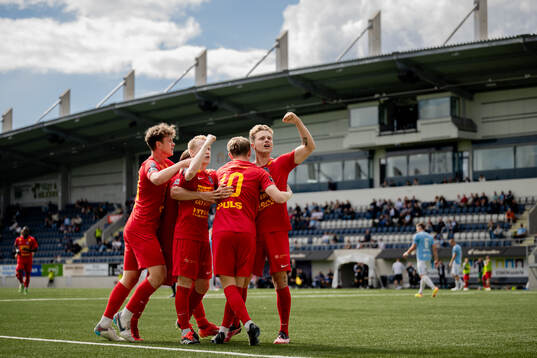 Landskronas spelare jublar med Adam Egnell