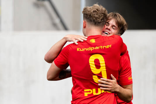 Landskronas Frederik Ihler och Victor Karlsson jublar efter 1-2