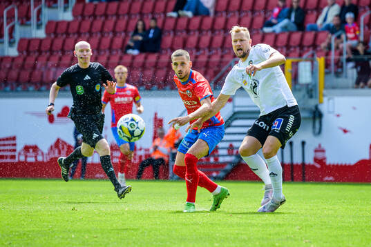 Helsingborgs Arian Kabashi och Örebros Sebastian Crona