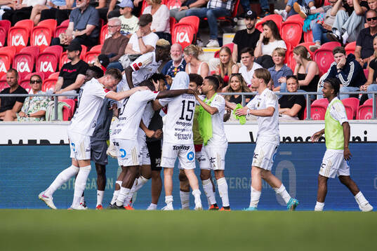 Östersunds spelare jublar efter 0-1 av Arquímides Ordónez