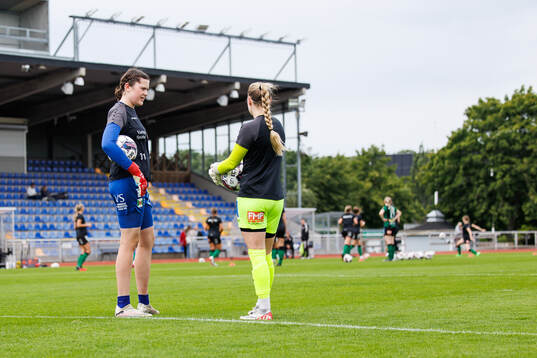Varbergs målvakt Frances Sandvik och målvakt Linnea Nilsson