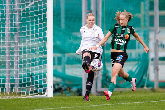 Vellinges målvakt Stella Scheltin och Varbergs Mollie