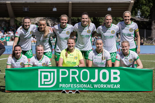  Vilde Hasund, Smilla Holmberg, Thea Sørbo, Emma Westin, Jonna Andersson, Alice Carlsson, Smilla Vallotto, Emilie Joramo, målvakt Anna Tamminen, Eva Nyström och Julie Blakstad inför fotbollsmatchen i Damallsvenskan mellan Hammarby och Trelleborg den 16 juni 2024 i Stockholm. 
