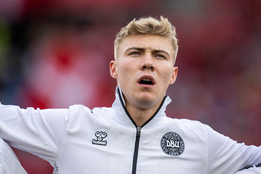Rasmus Højlund of Denmark sings the national anthem
