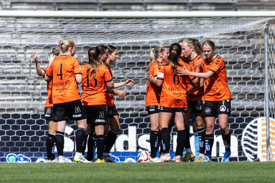 Kristianstads Emmi Alanen jublar med lagkamrater