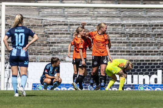 Kristianstads Emmi Alanen jublar med lagkamrater