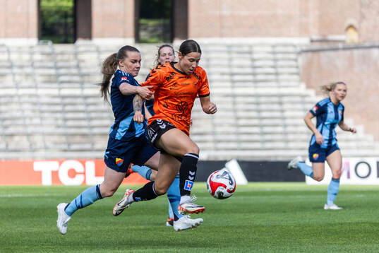 Djurgårdens Ebba Hed och Kristianstads Tabitha Michelle