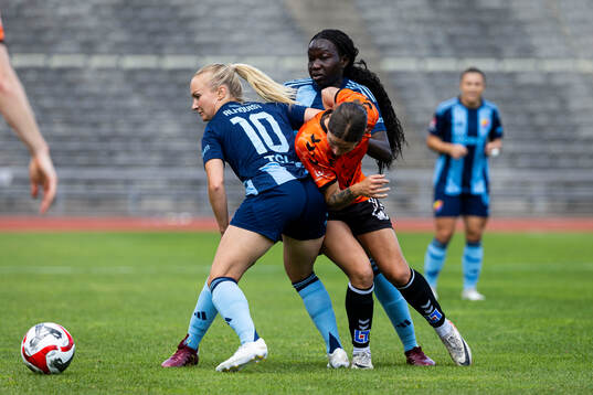 Djurgårdens Tove Almqvist and Sura Yekka och Kristianstads Tabitha Michelle Tindell