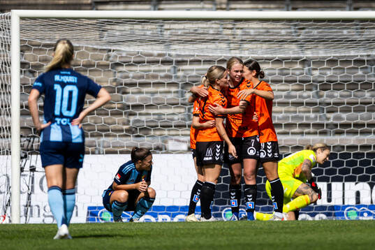 Kristianstads Emmi Alanen och lagkamrater jublar 0-1 målet