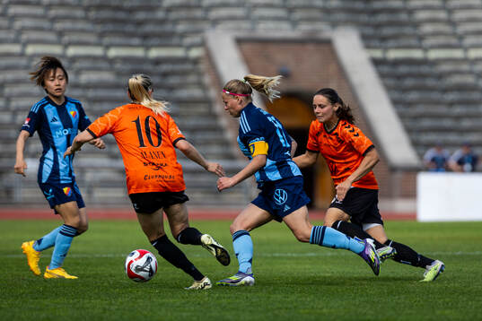 Djurgårdens Therese Åsland och Kristianstads Emmi Alanen