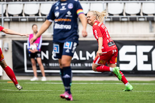 KIF Örebros Molly Johansson jublar efter 1-1