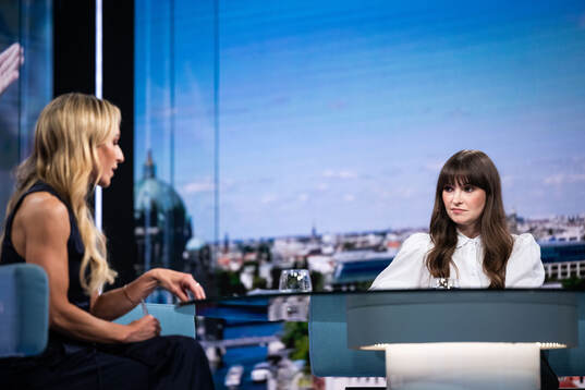 Programledare Frida Nordstrand och expert Vicki Blommé
