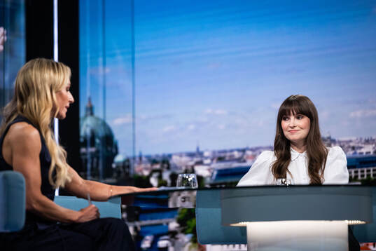 Programledare Frida Nordstrand och expert Vicki Blommé