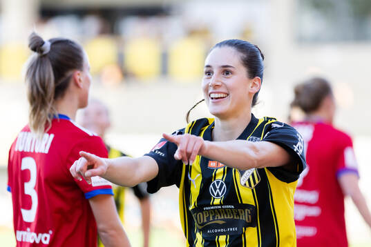 Häckens Clarissa Larisey jublar efter 1-0
