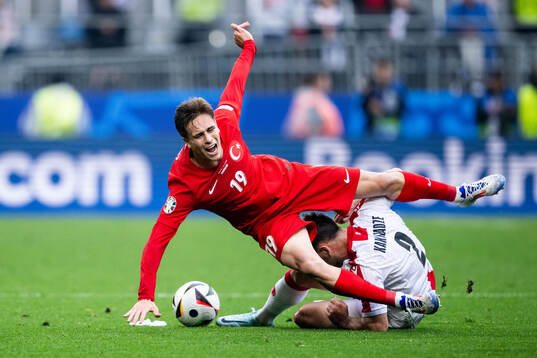 Kenan Yildiz of Türkiye and Otar Kakabadze of Georgia