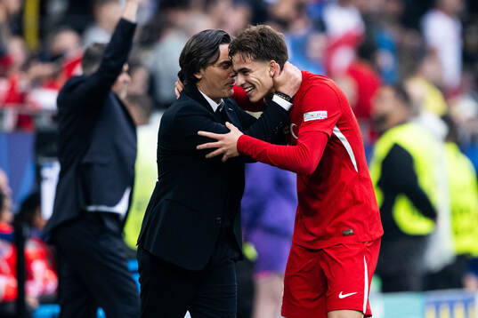 Head coach Vincenzo Montella and Kenan Yildiz of Türkiye celebrate after 1-0
