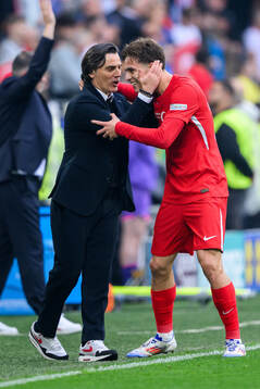Head coach Vincenzo Montella and Kenan Yildiz of Türkiye celebrate after a goal that is later disallowed