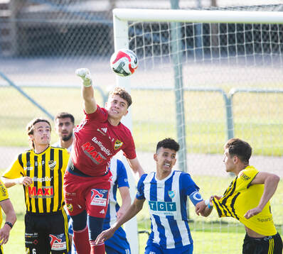 IFK Hässleholms målvakt Mirsad Basic boxar bollen i matchen i div 2 mellan IFK Hässleholm och IFK Trelleborg i Hässleholm 18 juni 2024.