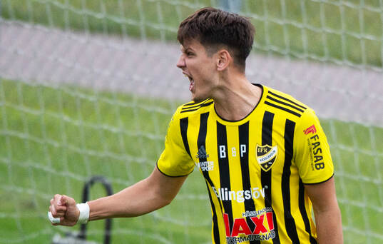 IFK Hässleholms Viktor Ahlgren har nickat in 1-1 och jublar i matchen i div 2 mellan IFK Hässleholm och IFK Trelleborg i Hässleholm 18 juni 2024.