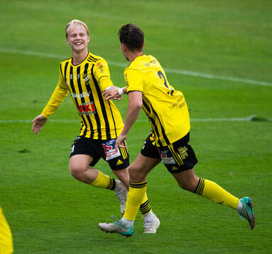  IFK Hässleholms Viktor Ahlgren har nickat in 1-1 och jublar tillsammans med Alvin Holmgren som serverat det perfekta inlägget i matchen i div 2 mellan IFK Hässleholm och IFK Trelleborg i Hässleholm 18 juni 2024.