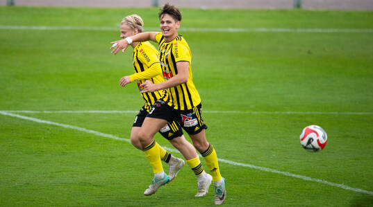 IFK Hässleholms Viktor Ahlgren har nickat in 1-1 och jublar tillsammans med Alvin Holmgren som serverat det perfekta inlägget i matchen i div 2 mellan IFK Hässleholm och IFK Trelleborg i Hässleholm 18 juni 2024.