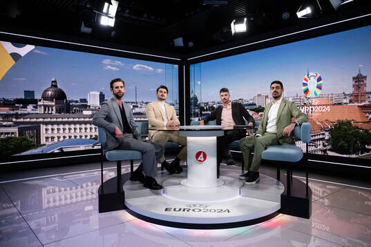 Programledare Pär Lernström poserar för porträtt tillsammans med experter Astrit Ajdarevic, Mikael Lustig och Siavoush Fallahi