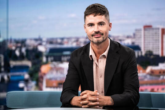 Mikael Lustig poserar för porträtt