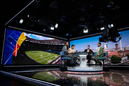 Programledare Pär Lernström tillsammans med experter Astrit Ajdarevic, Mikael Lustig och Siavoush Fallahi