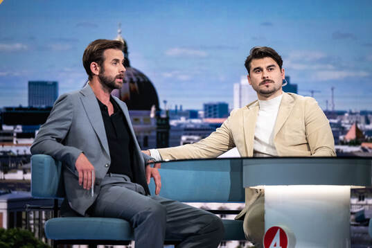 Programledare Pär Lernström och expert Astrit Ajdarevic