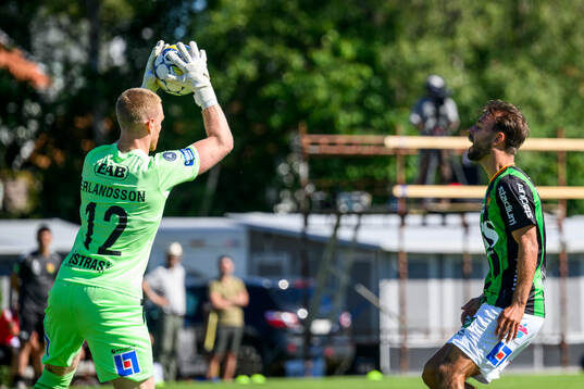 Halmstads målvakt Tim Erlandsson och GAIS Edvin Becirovic 