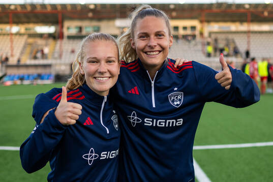 FC Rosengårds Sofie Bruun Bredgaard och Olivia Holdt jublar efter slutsignalen