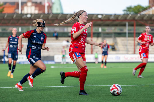 FC Rosengårds Sofie Bruun Bredgaard jagar KIF Örebros