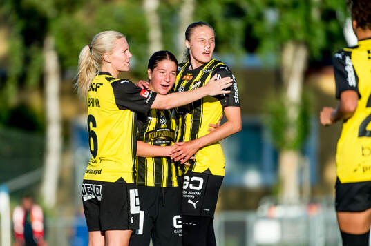 Häckens Josefine Rybrink, Ruby Grant och Elma Junttila Nelhage jublar efter 0-2