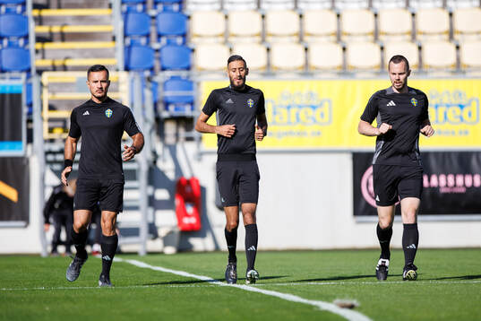 Domare Mohamed Rachid med assisterande domarna Emre Akan och Marcus Strandberg