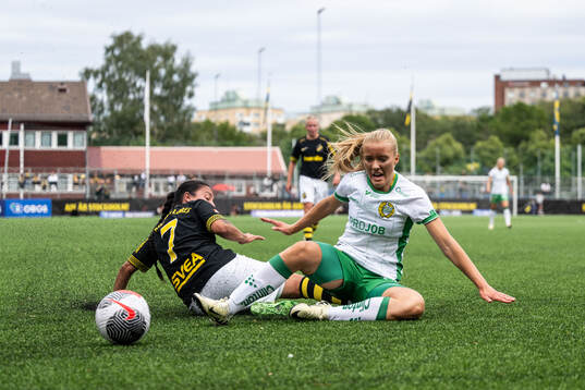 AIKs Michelle Rojas Flores och Hammarbys Smilla Holmberg