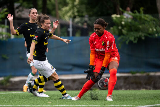 AIKs Patricia Fischerova och målvakt Serina Backmark