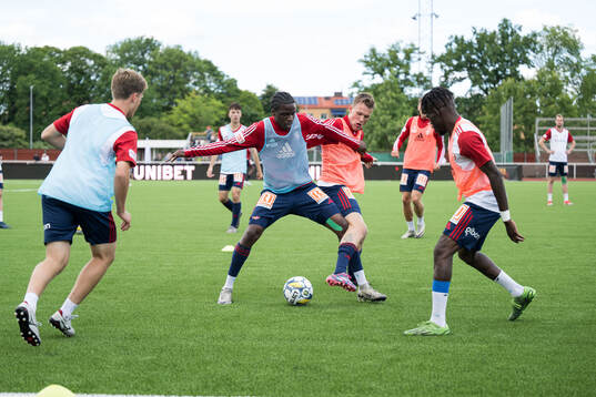 Sandvikens spelare värmer upp