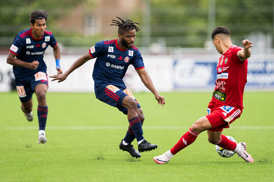 Sandvikens IFs John Junior Igbarumah och Skövde AIKs