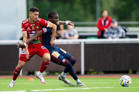 Skövde AIKs Marcus Mikhail och Sandvikens IFs Calvin Kabuye
