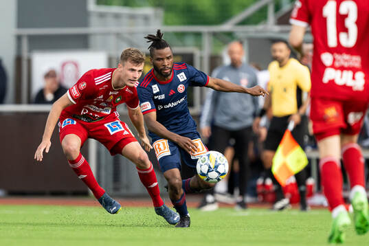 Skövde AIKs Filip Schyberg och Sandvikens IFs John Junior