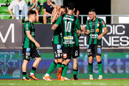 Varbergs Aulon Bitiqi jublar med lagkamrater efter 4-3