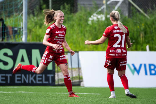 Piteås Ásla Johannesen och Ronja Aronsson jublar efter 1-0 av Johannesen